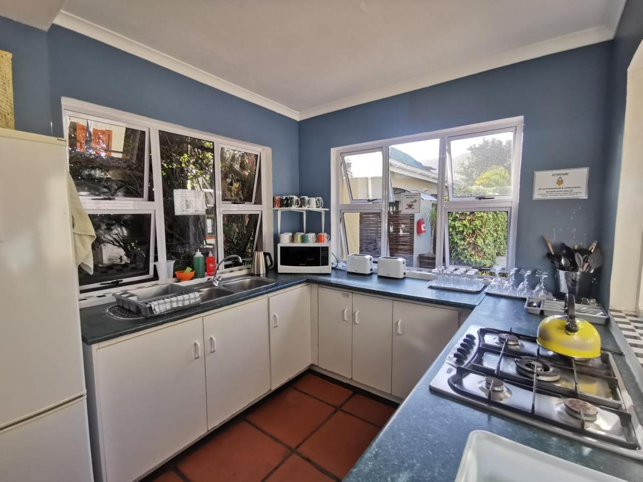 Hermanus Backpackers & Budget Accommodation Экстерьер фото